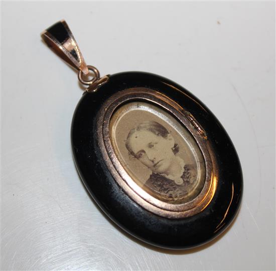 Mourning pendant
